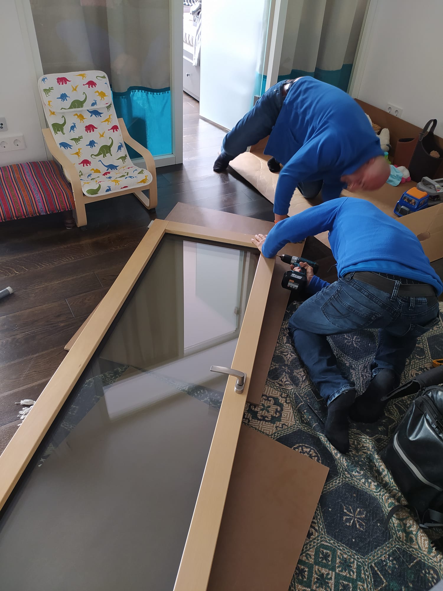 Prüfung eines beschädigten Fensterrahmens